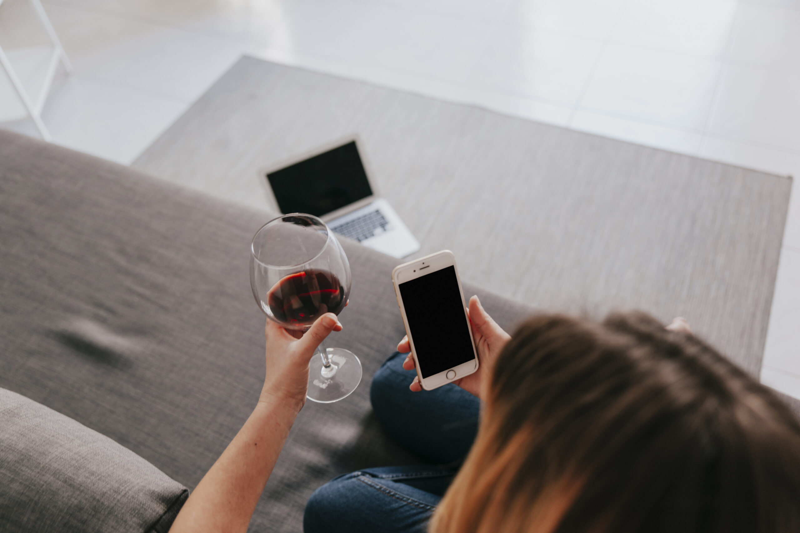Modelo de vinoteca moderna con botellas de vino tinto en salón elegante